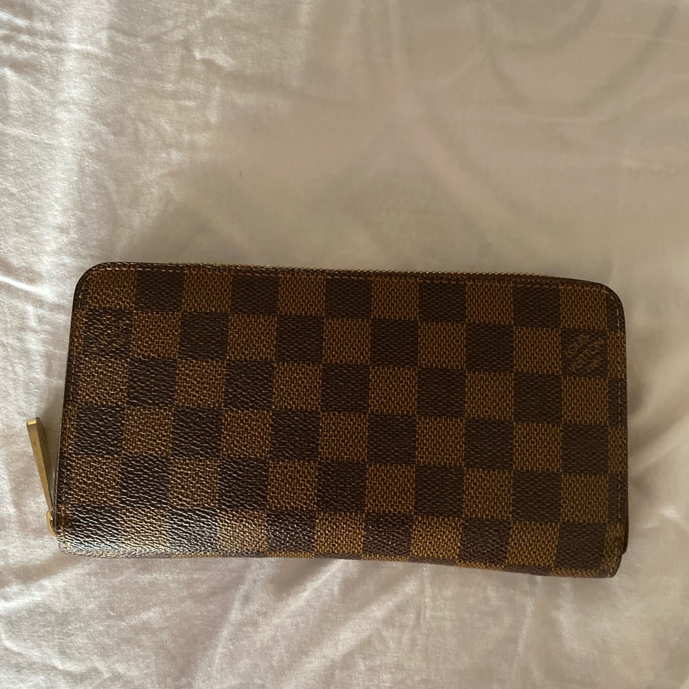 Authentic Louis Vuitton Zippy Wallet